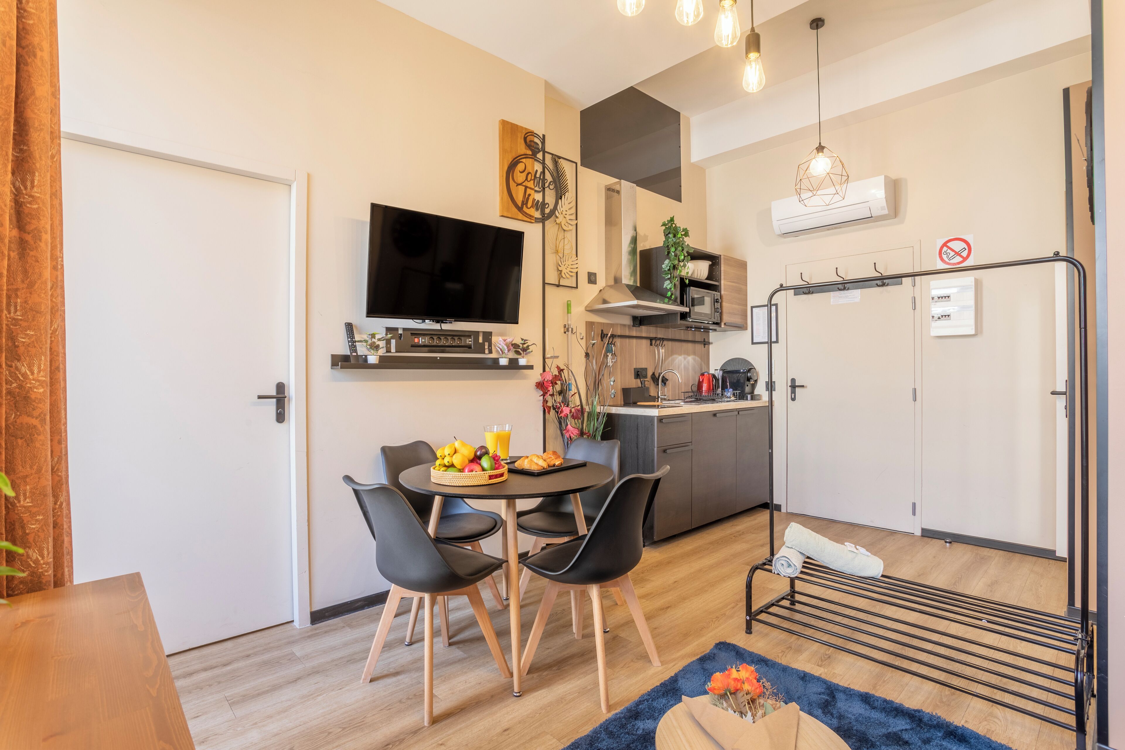 Een moderne keuken met een inbouwoven, magnetron en hanglamp.