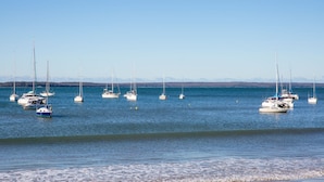Un port de plaisance où de nombreux voiliers sont amarrés dans des eaux calmes.