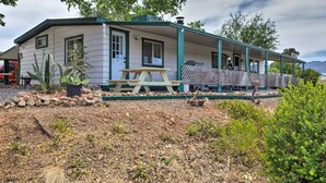 A single-story house with a porch, a barbecue grill, and a picnic table. - 6 Mi to Old Town, Panoramic Views: Cottonwood Gem! (Cottonwood)