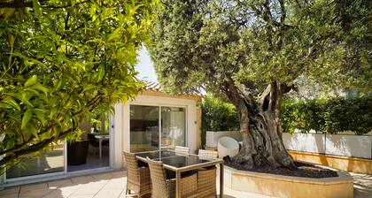 2 bedroom house, swimming pool, air-conditioning, 2 minutes from the port!