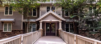 Luxury One of a Kind Lake Oconee Condo 3BR/3 bath