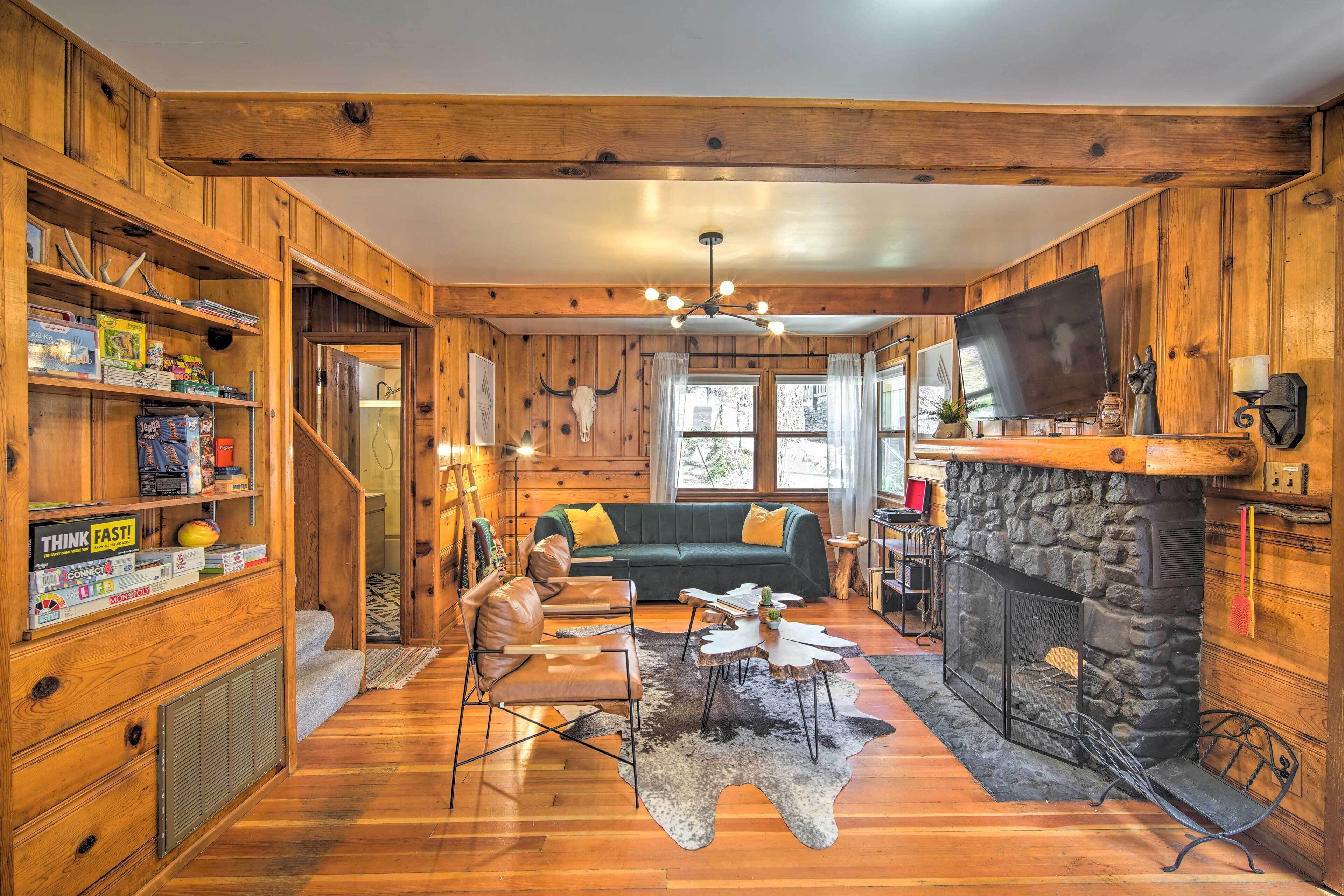 Sunny Cabin w/ Hot Tub, Near Big Bear Lake!