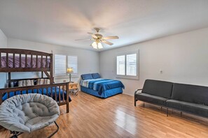 3 bedrooms, desk, free Internet, bed sheets - Patio + Fire Pit: Central Home in Lake Havasu City (Lake Havasu City)