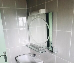 Combinazione doccia/vasca, bidet, asciugamani, carta igienica