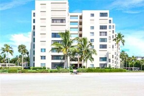 Exterior - Endless Summer Getaway at Sandarac-December Special 50% off nightly rate! (Fort Myers Beach)
