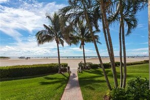 On the beach - Endless Summer Getaway at Sandarac Fort Myers Beach (Fort Myers Beach)