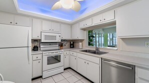 Fridge, microwave, oven, stovetop - Endless Summer Getaway at Sandarac Fort Myers Beach (Fort Myers Beach)