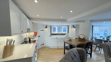 Classic Cottage, Ensuite | Shared kitchen