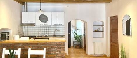 Frigorífico, microondas, horno y placa de cocina