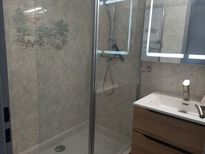 Combined shower/tub - T1 36m² very well located at the Corniche, in seaside residence with swimming pool (Sète)