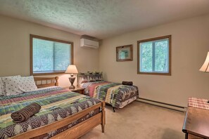 3 bedrooms, desk, travel cot, free Internet - Deck & Resort Amenities: Pocono Lake Home (Pocono Lake)