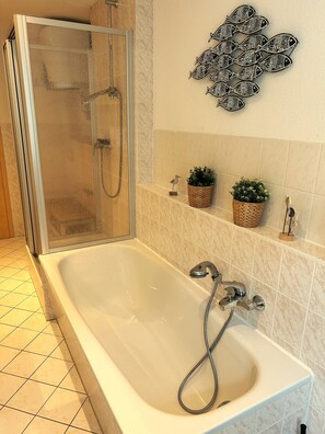 Badewanne, Haartrockner, Handtücher, Seife