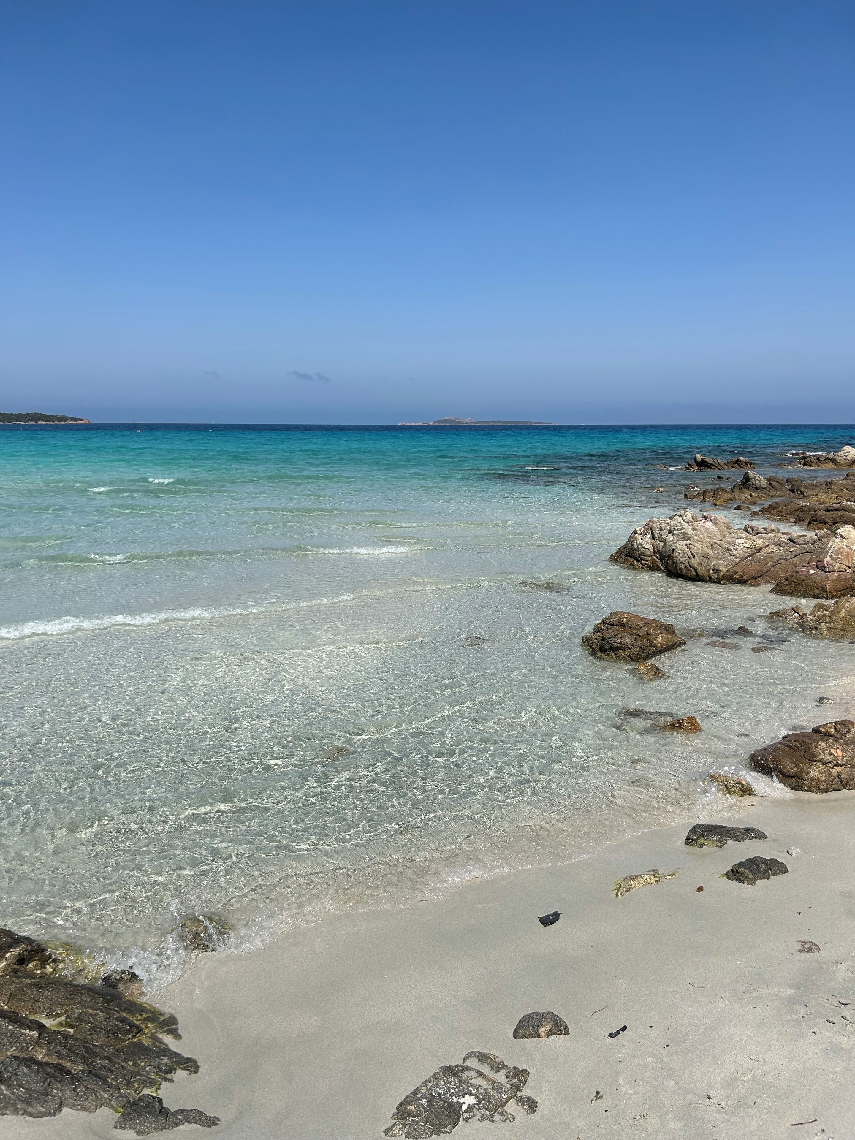 Nær stranden og solsenger