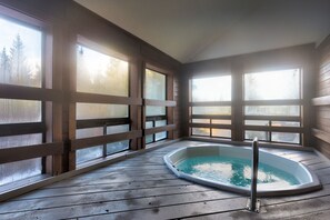 Spa - Close to Hiking & Skiing, Private Balcony & Fireplace, Peaceful, Quiet Area! (Silverthorne)