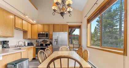 Close to Hiking & Skiing, Private Balcony & Fireplace, Peaceful, Quiet Area!