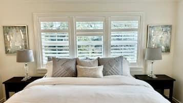 3 chambres, bureau, fer et planche Ă repasser, lit parapluie