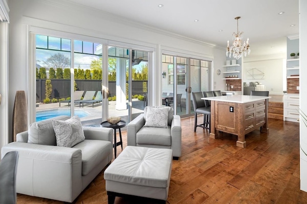 TV connectée, cheminée, livres, écrans d'ordinateur