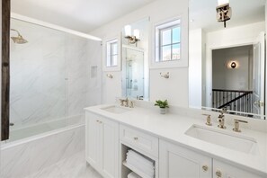Combined shower/bathtub, hair dryer, towels, soap - Luxury Escape - Private Pool and Hot Tub (minutes to downtown) BL: 4090550 (Kelowna)