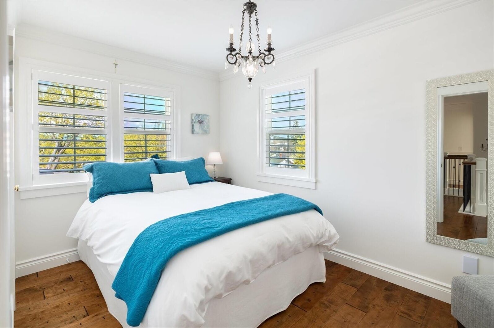 3 quartos, escrivaninha, ferros/tábuas de passar roupa, berço de viagem