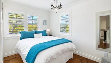 3 quartos, escrivaninha, ferros/tábuas de passar roupa, berço de viagem