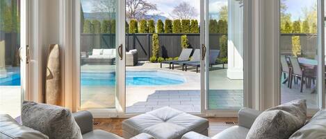 Smart TV, fireplace, books, computer monitors