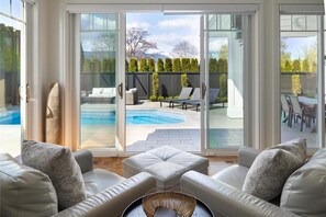 Smart TV, fireplace, books, computer monitors - Luxury Escape - Private Pool and Hot Tub (minutes to downtown) BL: 4090550 (Kelowna)