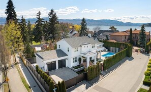 Exterior - Luxury Escape - Private Pool and Hot Tub (minutes to downtown) BL: 4090550 (Kelowna)