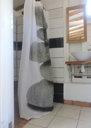 Shower, towels, soap, toilet paper - Creole bungalow (Le Vauclin)