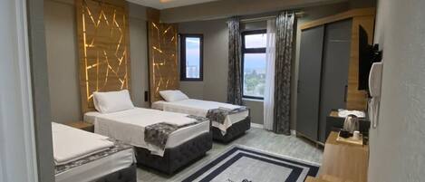 1 habitación, decoración personalizada, muebles diferentes y escritorio