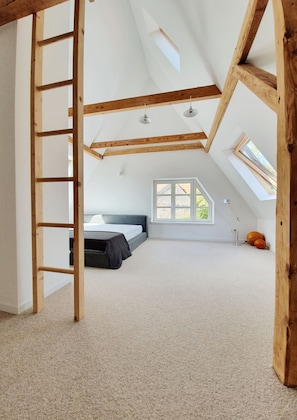 4 bedrooms, desk, travel cot, free WiFi