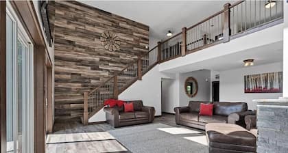 Exceptional property on Pelican Lake! Short walk to Breezy Resort, beaches, park