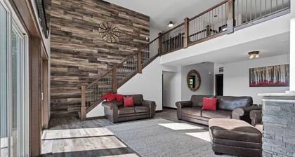 Exceptional property on Pelican Lake! Short walk to Breezy Resort, beaches, park