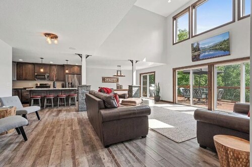 Exceptional property on Pelican Lake! Short walk to Breezy Resort, beaches, park