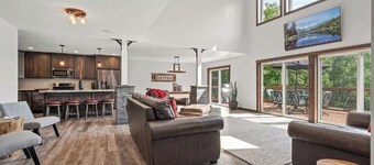 Exceptional property on Pelican Lake! Short walk to Breezy Resort, beaches, park