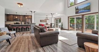 Exceptional property on Pelican Lake! Short walk to Breezy Resort, beaches, park