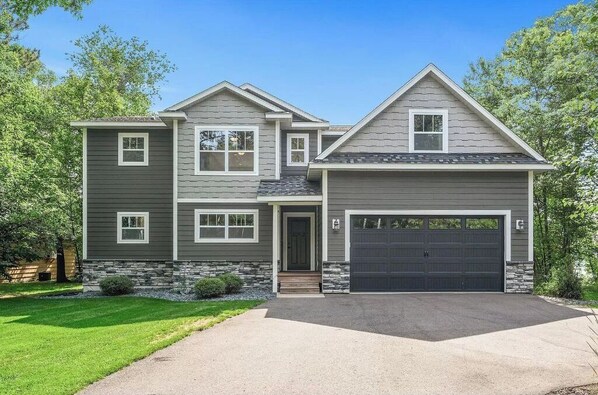 Exterior - Exceptional property on Pelican Lake! Short walk to Breezy Resort, beaches, park (Breezy Point)