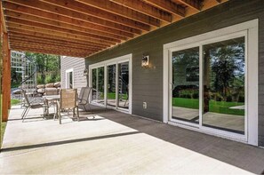 Outdoor dining - Exceptional property on Pelican Lake! Short walk to Breezy Resort, beaches, park (Breezy Point)