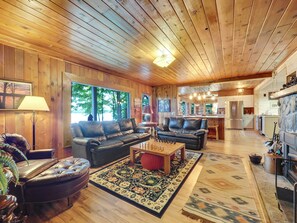Smart TV, fireplace - On Lake Charlevoix | Fire-pit | Private Dock | Secluded Getaway/dog friendly (East Jordan)