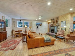 Een smart-tv en een open haard