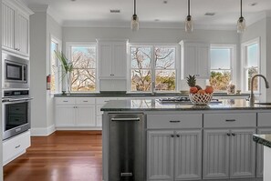 Frigorifero, piano cottura, lavastoviglie, macchina per il ghiaccio