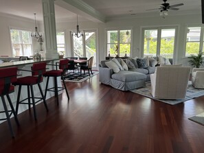 TV, tavolo da calcetto, impianto stereo