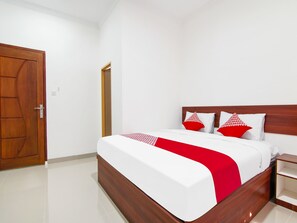 Deluxe Double Room | Desk, laptop workspace, soundproofing, free WiFi - OYO 91301 Lewis Dc Guesthouse (Dumai)