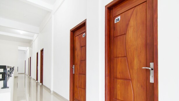 Un pasillo con puertas de madera, cada una marcada con un número.