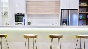 Geladeira, micro-ondas, fogão, lava-louças