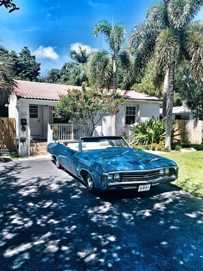 Exterior - Charming & Newly Renovated 2-bedroom pool Cottage - near beaches & Las Olas FTL (Fort Lauderdale)