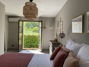 6 bedrooms, in-room safe, desk, iron/ironing board