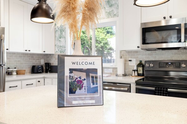 Fridge, microwave, oven, stovetop - LAUREL HOUSE : A Quiet Oasis in NE Portland (Portland)