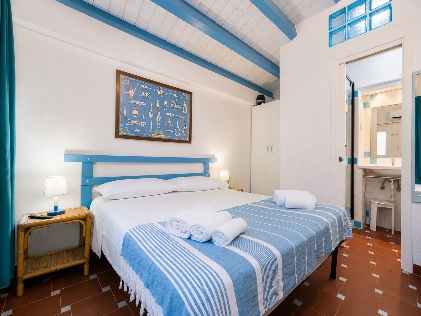WiFi, bed sheets
