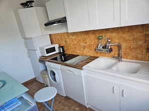 Réfrigérateur, micro-ondes, four, lave-vaisselle