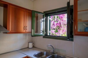 Refrigerador, horno, parrilla de estufa y cafetera y tetera 